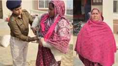 'फर्जी मोटापे' की आड़ में शराब तस्करी, महिला के शरीर से 'भड़-भड़' निकलने लगीं बोतलें, पुलिस  भी हो  गई हैरान