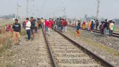 अमृत भारत ट्रेन के सामने रील बनाने के शौक ने ली जान, दूसरी  पटरी पर आ रही ट्रेन की चपेट में दो मासूम