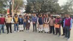 बगहा स्टेशन पर यात्री सुविधाओं की बदहाली देख बिफरे सांसद, अधिकारियों को लगाई फटकार, बनेगा ओवरब्रिज