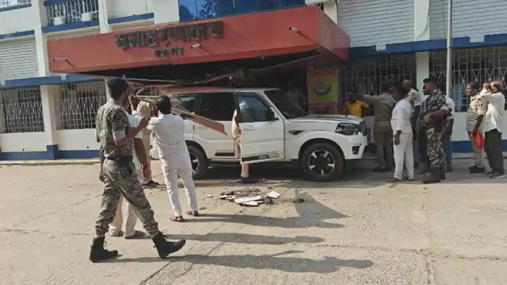 Bihar News : गोपालगंज में बाल बाल बचे एसपी अवधेश दीक्षित, सम Bihar News : गोपालगंज में बाल बाल बचे एसपी अवधेश दीक्षित, सम