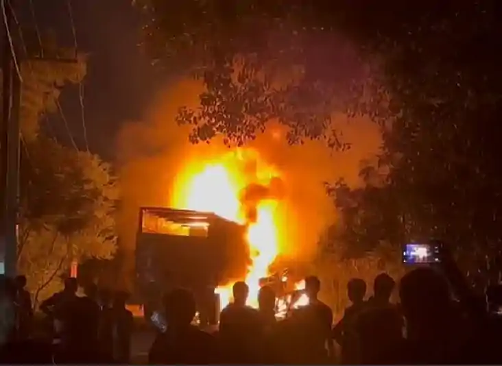 bihar Accident - बड़ा सड़क हादसा, ट्रक हाइवा की भीषण टक्कर, दो bihar Accident - बड़ा सड़क हादसा, ट्रक हाइवा की भीषण टक्कर, दो