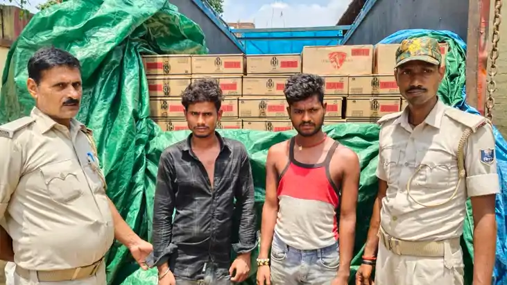 Bihar News : भोजपुर में ट्रक पर लोड विदेशी शराब की बड़ी खेप प Bihar News : भोजपुर में ट्रक पर लोड विदेशी शराब की बड़ी खेप प