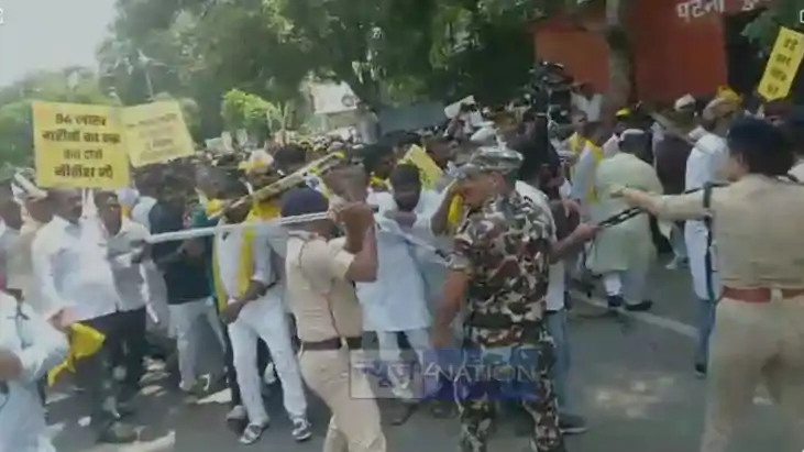 जनसुराज के कार्यकर्ताओं पर लाठीचार्ज जनसुराज के कार्यकर्ताओं पर लाठीचार्ज