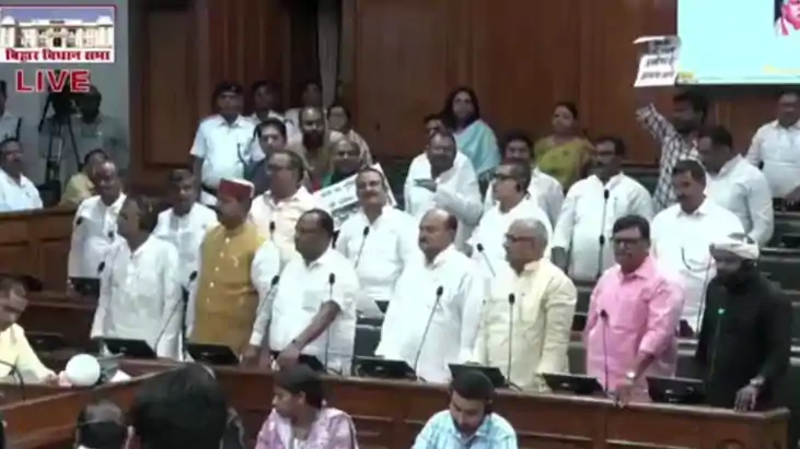 बिहार विधानसभा की कार्यवाही शुरू होते ही भारी हंगामा, स्पीकर
