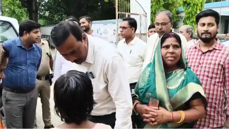 Bihar News : खगड़िया में मिड-डे मील में मरा हुआ सांप मिलने स