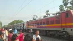 Smoke from Train Engine Triggers Panic Passengers Jump Off Coaches in Patna