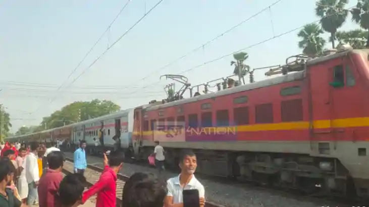 Smoke from Train Engine Triggers Panic Passengers Jump Off C