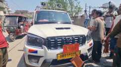 Bihar News : बिहार में एमवीआई के नाम पर अवैध वसूली का भंडाफोड़, कथित ‘रिश्तेदार’ के मोबाइल में मिले 100 गाड़ियों के फोटो, लोगों ने जमकर काटा बवाल 