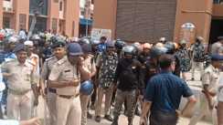 Bihar News : बेतिया में अतिक्रमण हटाने गई टीम पर लोगों ने किया पथराव, दो पुलिसकर्मी और एक नगर निगम कर्मी हुआ जख्मी, पुलिस प्रशासन ने संभाला मोर्चा 