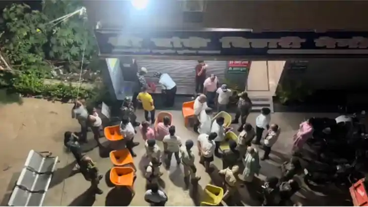 Bihar News : बांका में अवैध अस्पताल सील करने गई टीम पर हमला,