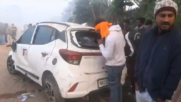 Bihar Road Accident : बगहा में दीवार से टकराई अनियंत्रित कार