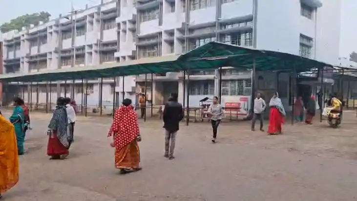 Bihar News : सड़क हादसे में जख्मी 10 वीं के छात्र ने माँ की ग