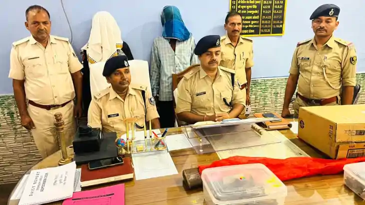 बक्सर में फर्नीचर दुकान की आड़ में चल रही मिनी गन फैक्ट्री क
