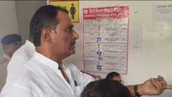 मुजफ्फरपुर के फर्जी वोटिंग के आरोप पर राजद नेताओं का हंगामा, महिला मतदाता की शिकायत के बाद कराया गया 'टेंडर वोट'