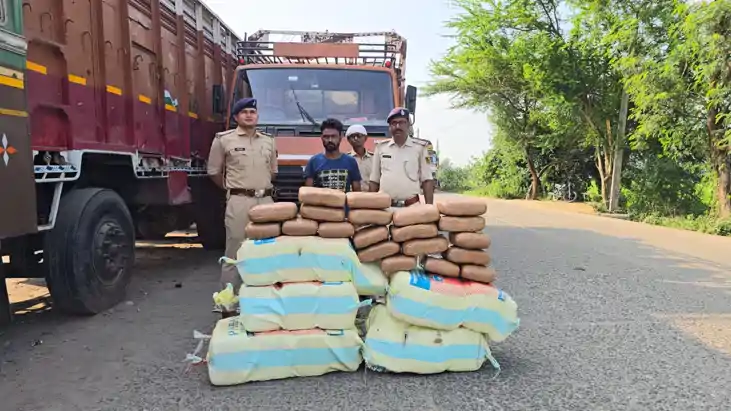Bihar News : गोपालगंज पुलिस ने पिकअप पर लोड गांजा की बड़ी खेप Bihar News : गोपालगंज पुलिस ने पिकअप पर लोड गांजा की बड़ी खेप