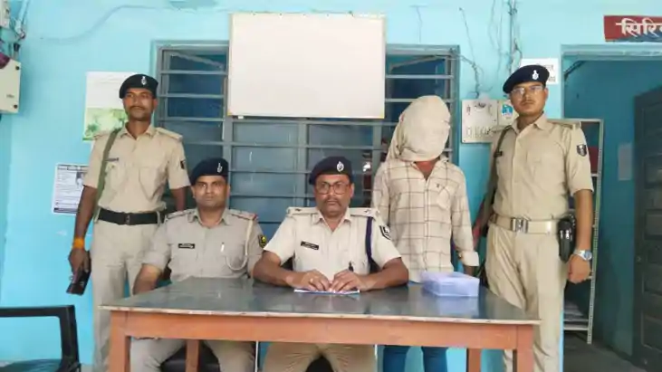 रील बनाने का शौक पड़ा भारी: हाथ में हथियार लहराने का वीडियो 