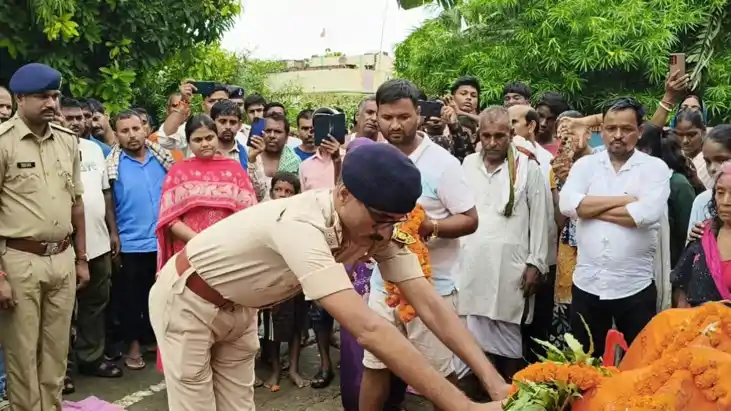 तिरंगे में लिपटा पैतृक गांव पहुंचा जवान का पार्थिव शरीर, सैन