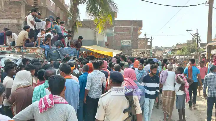 Bihar Road Accident : खगड़िया में पिकअप से जख्मी युवक की इलाज