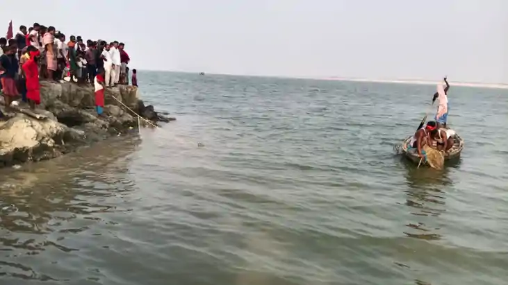 Bihar News : भागलपुर में गंगा स्नान के दौरान बड़ा हादसा, एक 