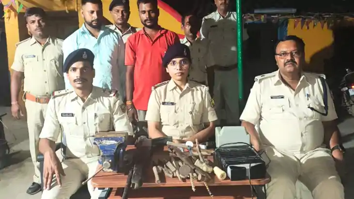 Bihar News : मोतिहारी पुलिस ने मिनी गन फैक्ट्री और जाली दस्त Bihar News : मोतिहारी पुलिस ने मिनी गन फैक्ट्री और जाली दस्त