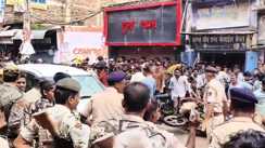 Ara News : भोजपुरी फिल्म एक्ट्रेस अक्षरा सिंह के कार्यक्रम में बेकाबू हुई भीड़, पुलिस ने चटकाई लाठियां, कई लोग हुई जख्मी  