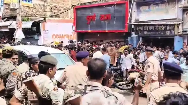 Ara News : भोजपुरी फिल्म एक्ट्रेस अक्षरा सिंह के कार्यक्रम म Ara News : भोजपुरी फिल्म एक्ट्रेस अक्षरा सिंह के कार्यक्रम म
