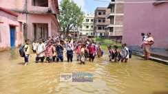 स्कूल में जलजमाव 