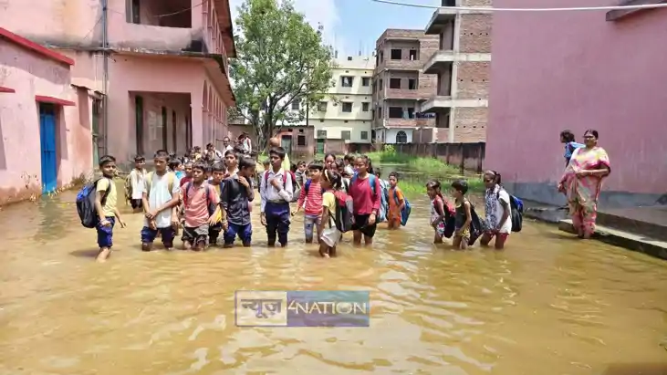 स्कूल में जलजमाव स्कूल में जलजमाव