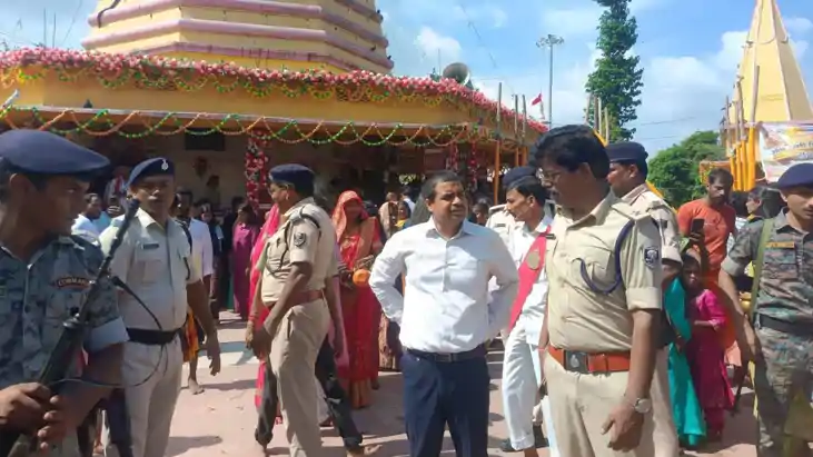 सावन के अंतिम सोमवार पर तिलेश्वर नाथ मंदिर पहुंचे डीएम सावन 