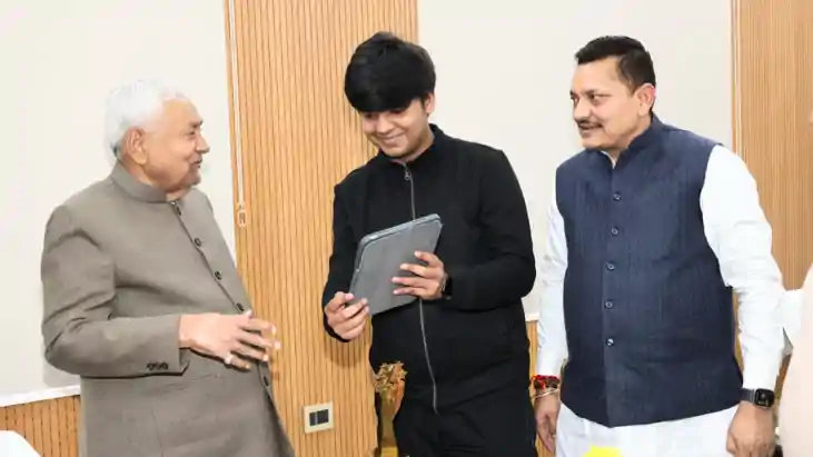 Bihar News : मोतिहारी के आदर्श ने दुनिया में फहराया बिहार का