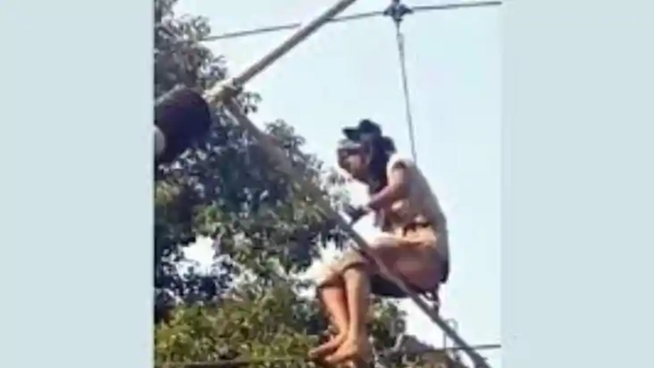 महाकुम्भ से स्नान कर लौटी युवती रेलवे ट्रैक पर लगे बिजली के 