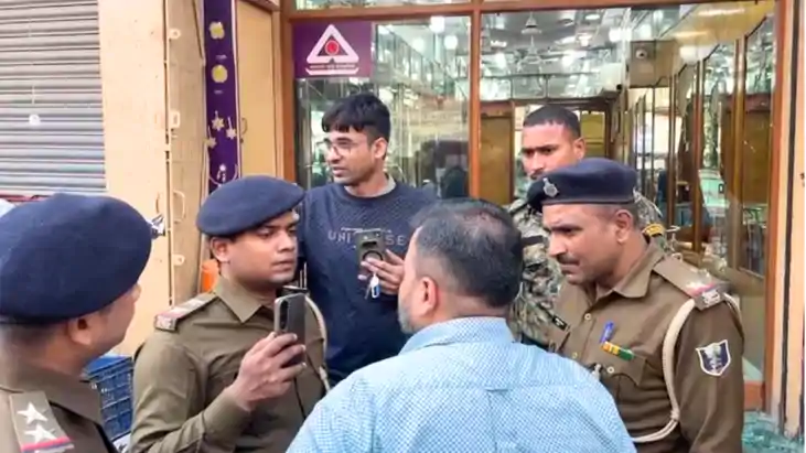 Bihar Crime : आरा में दिनदहाड़े गुंडागर्दी, ज्वेलरी दुकान मे