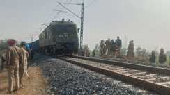 26 जनवरी से पहले पंजाब में अलर्ट! दिल्ली-अमृतसर मेन ट्रैक पर विस्फोट, मालगाड़ी पटरी से उतरी, घायल लोको पायलट अस्पताल में भर्ती