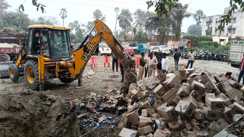 Bihar News : मुजफ्फरपुर में 50 लाख की शराब पर चला बुलडोजर, पुलिस ने 5200 लीटर विदेशी शराब को किया नष्ट