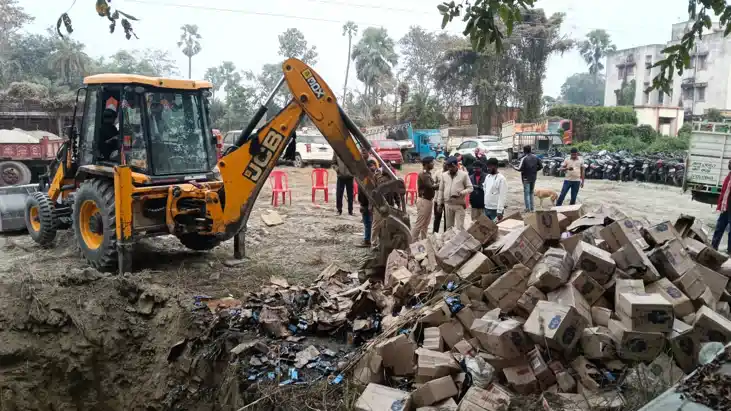 Bihar News : मुजफ्फरपुर में 50 लाख की शराब पर चला बुलडोजर, प
