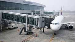 Bihar News : पटना एयरपोर्ट पर तीसरे एयरोब्रिज की हुई शुरुआत, बीस की बजाय 5 मिनट में विमान तक पहुंचेंगे यात्री, धूप और बारिश से मिलेगी मुक्ति 