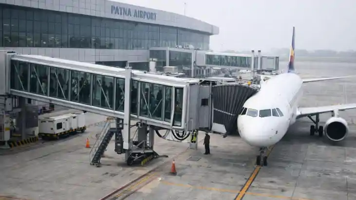 Bihar News : पटना एयरपोर्ट पर तीसरे एयरोब्रिज की हुई शुरुआत,