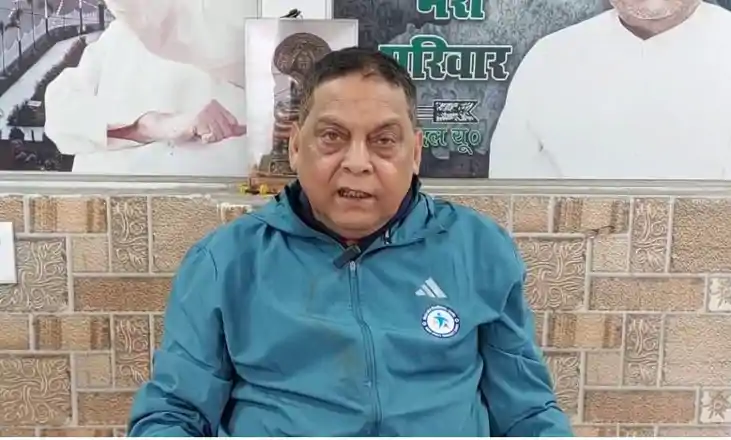 जो मौन व्रत नहीं रख सकता, वो क्या राजनीति का विश्लेषण करेगा?