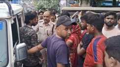 Bihar police - बिहार की पिपुल्स फ्रेंडली पुलिस, सड़क किनारे बाइक खड़े करने पर युवक की जमकर की धुनाई, लोगों ने विरोध किया तो जेल भेजने की दी धमकी