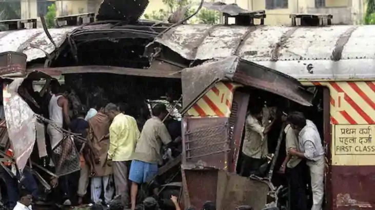 मुंबई ट्रेन ब्लास्ट केस में सुप्रीम कोर्ट ने हाईकोर्ट के फैस मुंबई ट्रेन ब्लास्ट केस में सुप्रीम कोर्ट ने हाईकोर्ट के फैस