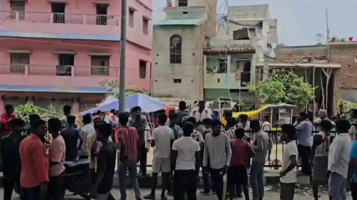Bihar News : बीच सड़क पर आधे घंटे तक महिला को नोचते रहे एक दर Bihar News : बीच सड़क पर आधे घंटे तक महिला को नोचते रहे एक दर