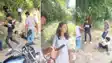 रील बना रहे युवाओं पर दबंगई : बगीचे में शूटिंग कर रहे लड़के-लड़कियों की बांस के डंडों से जमकर पिटाई, वीडियो वायरल