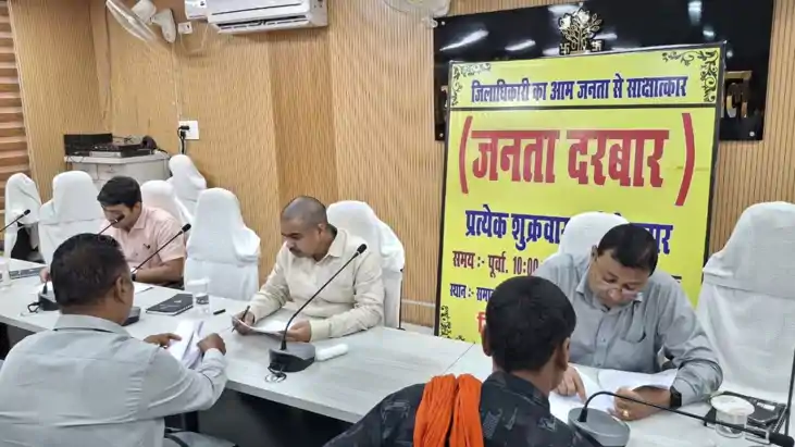 जनता दरबार में डीएम सावन कुमार ने सुनीं लोगों की  समस्याएं, 