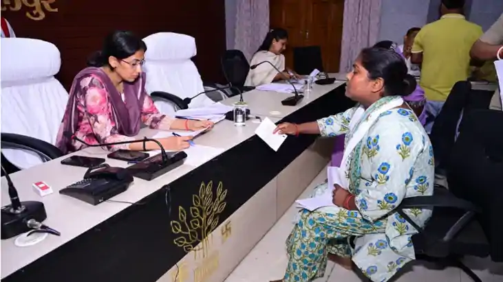 डीएम के जनता दरबार में उमड़ी फरियादियों की भीड़, जिलाधिकारी ने