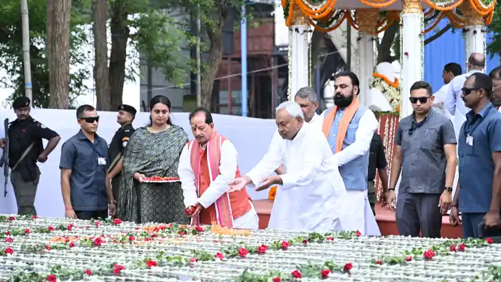 Bihar News : जमुई जिले में गिद्धौर के नया गांव पहुंचे सीएम न Bihar News : जमुई जिले में गिद्धौर के नया गांव पहुंचे सीएम न