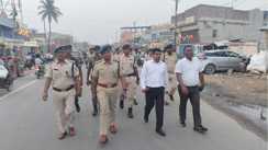 मुहर्रम को लेकर प्रशासन अलर्ट: डीएम और एसपी के नेतृत्व में छातापुर व सिमराही में पुलिस ने किया फ्लैग मार्च
