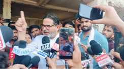 Bihar News : प्रशांत किशोर ने भरत तिवारी के परिजनों से की मुलाकात, बिहार सरकार पर बोला तीखा हमला, कहा-पीड़ित परिजनों की नहीं सुन रहा शासन-प्रशासन 