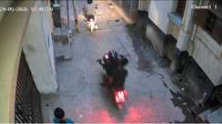 Bihar Crime : मुजफ्फरपुर में बेखौफ बदमाशों का तांडव, घर के सामने खड़ी महिला से की चेन की छिनतई, सीसीटीवी में कैद हुई वारदात 