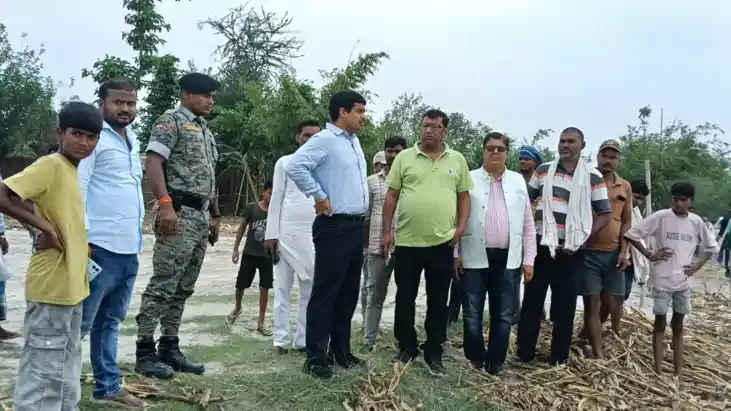 कोशी नदी के कटाव से थर्राया सुपौल का यह गांव, डीएम का 3 दिनो