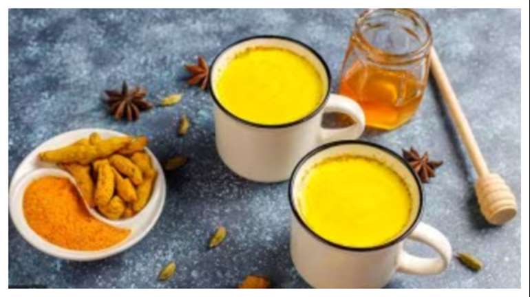 Health Mantra: डिटॉक्स वॉटर करता है नुकसान! जानें हल्दी-पानी का इस्तेमाल कर कैसे बने फिटनेस फ्रीक